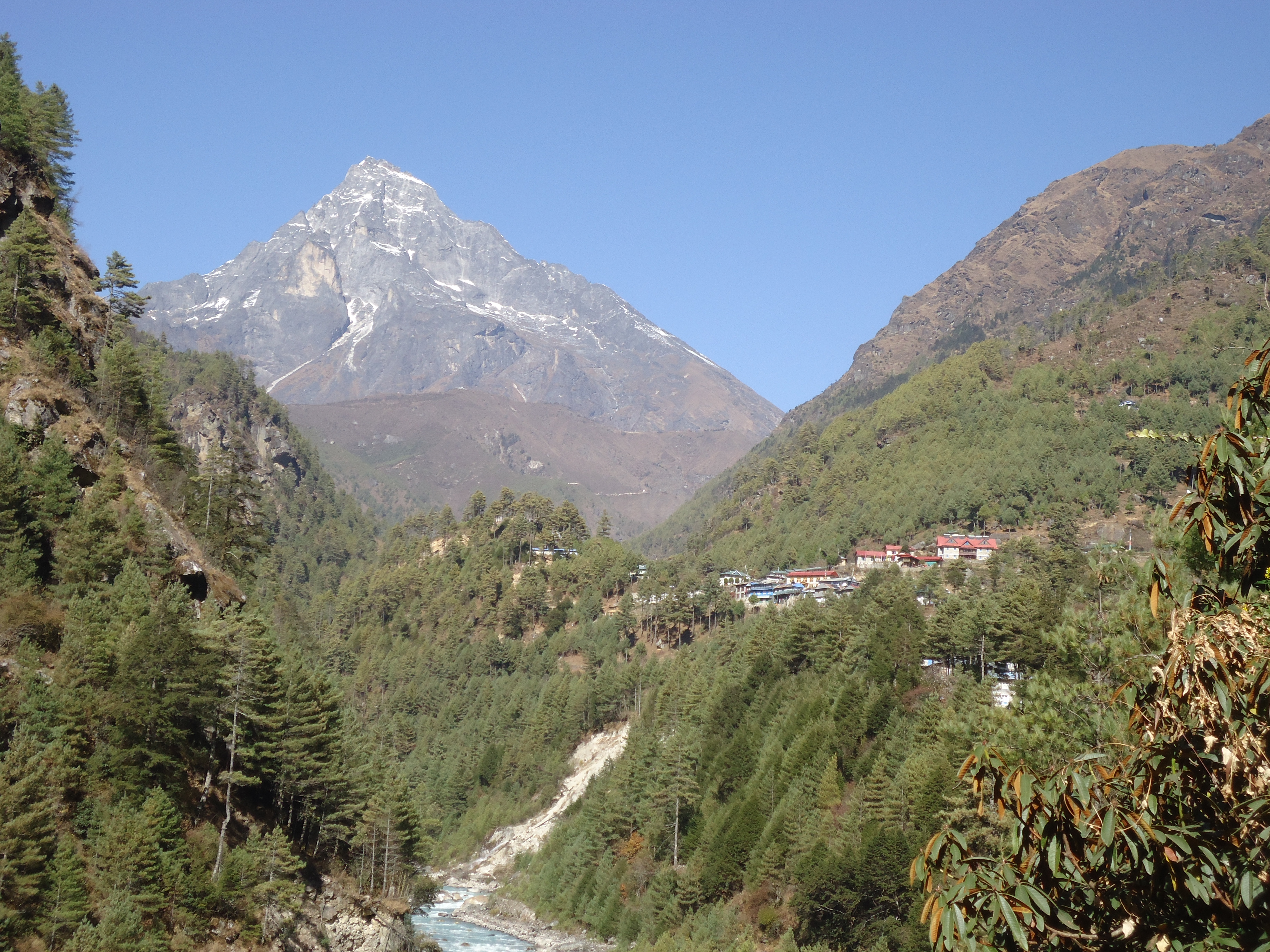 Crossing the river Phakding to Monjo